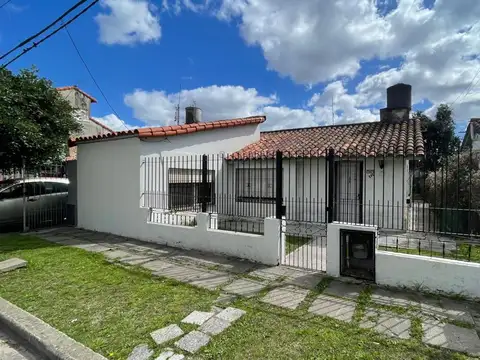 Casa 10 x 30 mts amplio fondo 4 ambientes V.Alsina