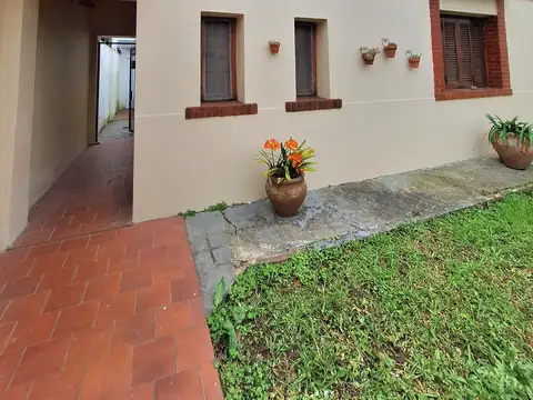 Oficina/Consultorio en Alquiler con recepción y 2 privados. Zona céntrica.