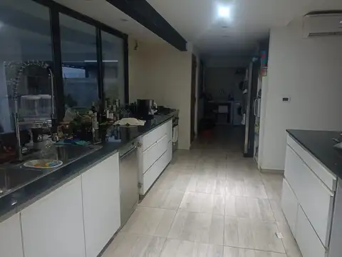 Casa 8 ambientes con 5 baños