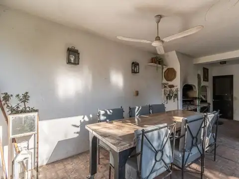 Casa - 6 ambientes - Jardín - Pileta - 2 cocheras