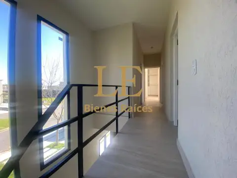 Casa en Venta con 4 cocheras