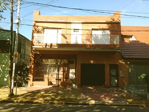 CASA 4 AMB EN 2 PLANTAS CON COCHERA, PATIO, PARQUE Y VIVIENDA AL FONDO. R.GUTIERREZ 1385 AVELLANEDA