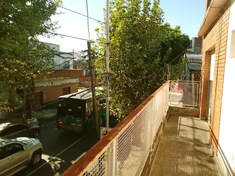 CASA 4 AMB EN 2 PLANTAS CON COCHERA, PATIO, PARQUE Y VIVIENDA AL FONDO. R.GUTIERREZ 1385 AVELLANEDA