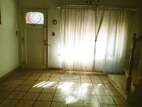 CASA 4 AMB EN 2 PLANTAS CON COCHERA, PATIO, PARQUE Y VIVIENDA AL FONDO. R.GUTIERREZ 1385 AVELLANEDA