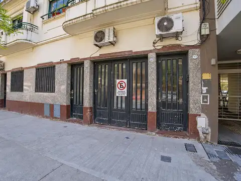 P.H. en venta de 3 ambientes al contrafrente con patio y terraza en Villa Urquiza.