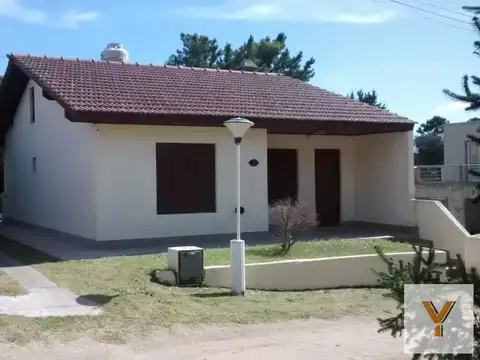 Casa en venta - 3 Dormitorios 1 Baño - 200Mts2 - Villa Gesell