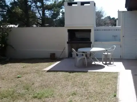 Casa en venta - 3 Dormitorios 1 Baño - 200Mts2 - Villa Gesell