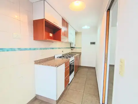 DEPTO DE 2 AMB AL FRENTE COCINA SEPARADA Y BALCON.