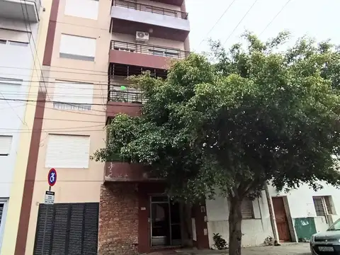 DEPTO DE 2 AMB AL FRENTE COCINA SEPARADA Y BALCON.
