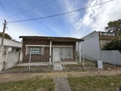 Casa de 3 ambientes con entrada p/ auto en venta | Quilmes