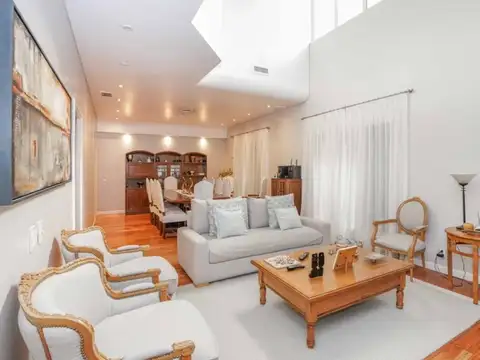 Casa en Venta con 3 cocheras