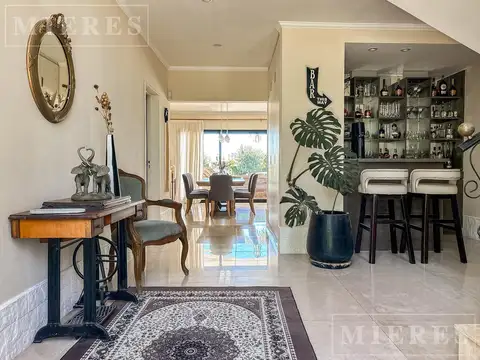 Casa en Venta con 4 cocheras