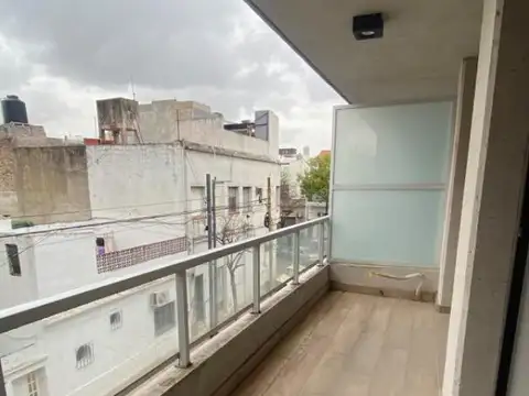 Departamento 3 ambientes al frente con cochera  