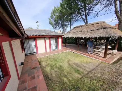 Casa 6 ambientes con 2 baños