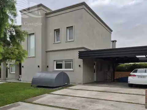 Casa 8 ambientes con 4 baños