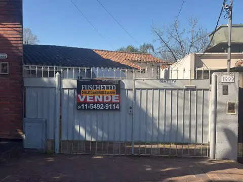 Av. Sucre 1999 (Beccar). Casa con 2 dormitorios. Jardín. Apto profesional. Lote 180 m2