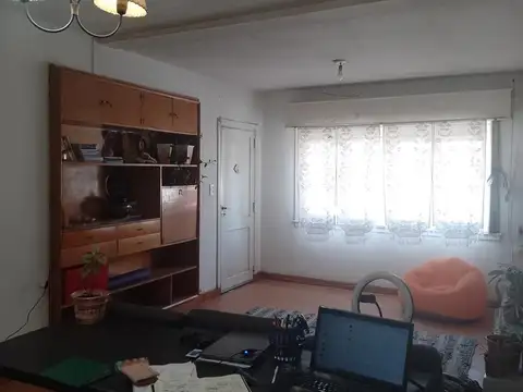 Casa 7 ambientes con 2 baños