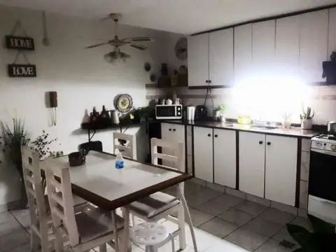 Casa 7 ambientes con 2 baños