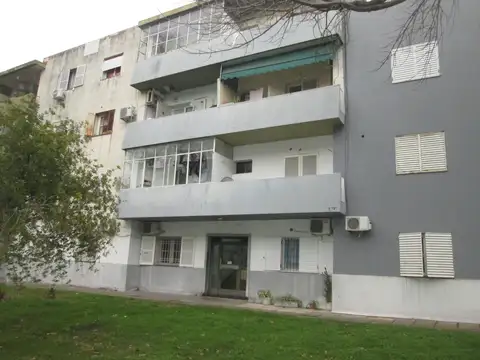 3 amb. amplios balcon al fte ( 3er. piso por escalera) Brro.Gral.San Martin