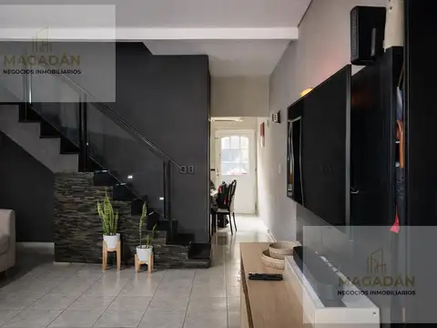 Venta - triplex de 5 ambientes en Villa Sarmiento - apto credito - acepta permuta