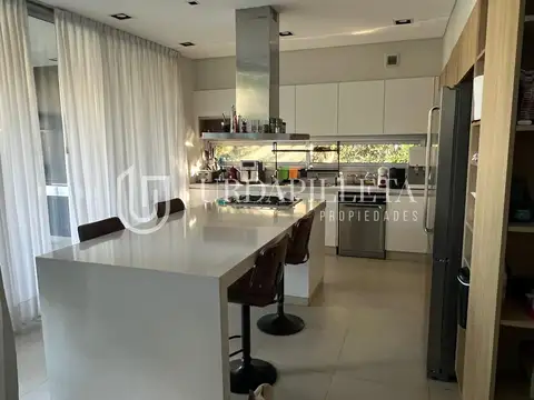 Casa en Alquiler con 2 cocheras