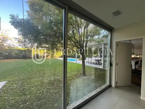 Casa 7 ambientes con 5 baños