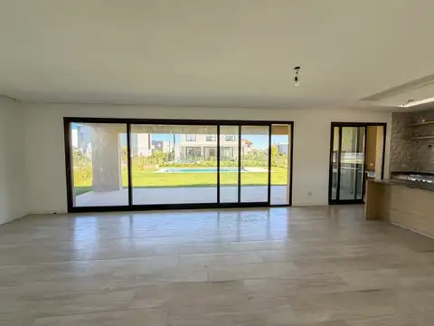 Casa 5 ambientes con 3 baños