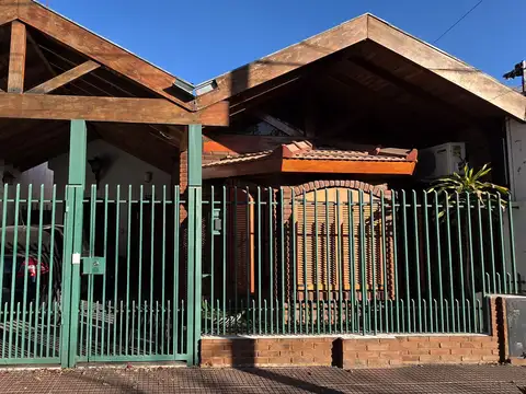 EXCELENTE CASA CON DEPARTAMENTO "IDEAL 2 FAMILIAS" O FAMILIA NUMEROSA  COCHERA, 7 AMBIENTES, 4 DORMITORIOS, 3 BAÑOS, PATIO, PILETA, ETC