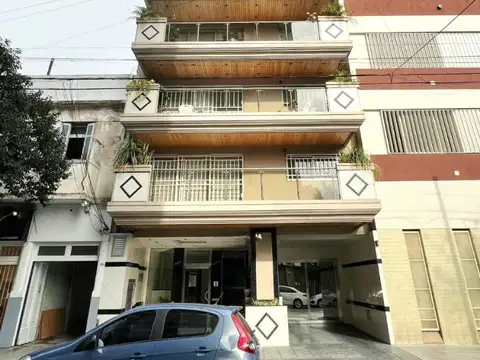 DEPARTAMENTO DE 4 AMBIENTES CON DOS COCHERAS