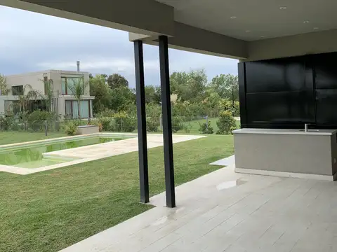 Casa en Venta con 3 cocheras