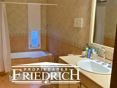 Casa 5 ambientes con 4 baños