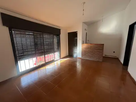 Casa en venta 3 dormitorios con patio amplio B° Cáceres
