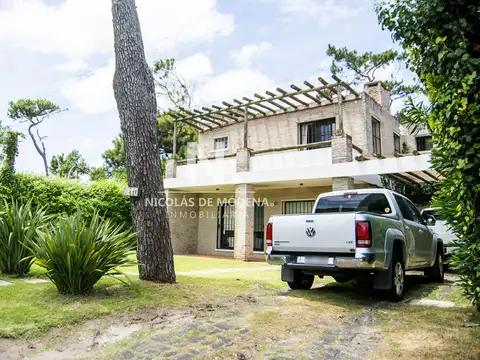 Excelente chalet de 5 dormitorios en venta a pasos de Playa Mansa Punta del Este