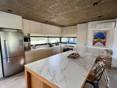 Casa 4 ambientes con 5 baños