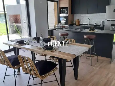 Casa 6 ambientes con 4 baños