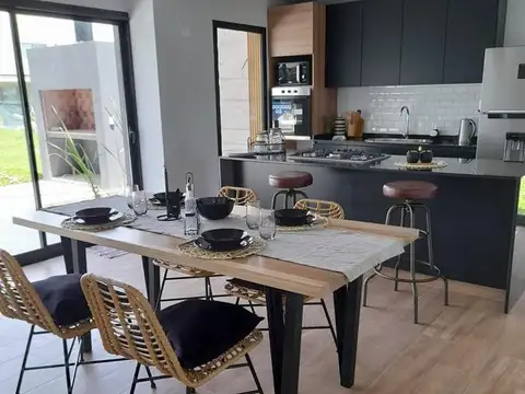 Casa 6 ambientes con 4 baños