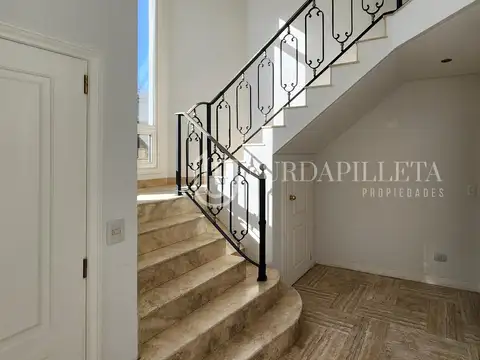 Casa en Venta con 5 cocheras