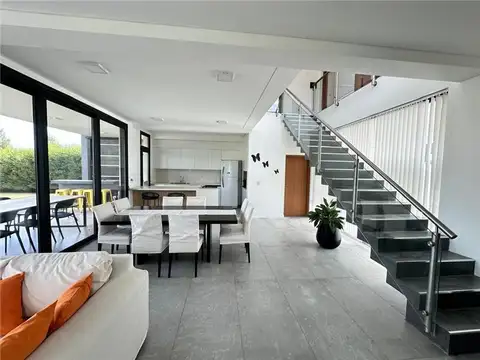 Casa en Alquiler con 2 cocheras