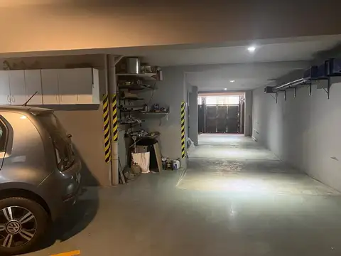 COCHERA CUBIERTA CON PORTÓN ELÉCTRICO EN ALMAGRO 