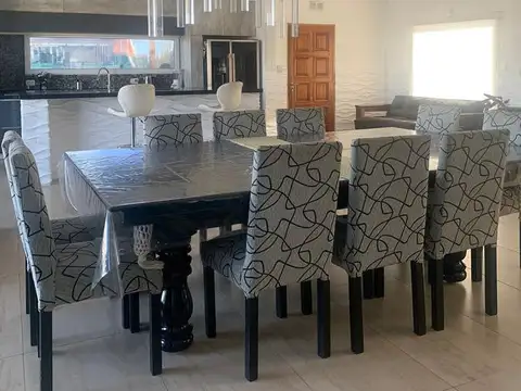 Casa en Alquiler con 2 cocheras