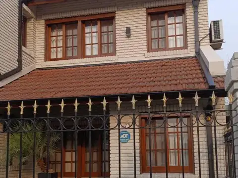 Garin centro espectacular casa de 3 plantas