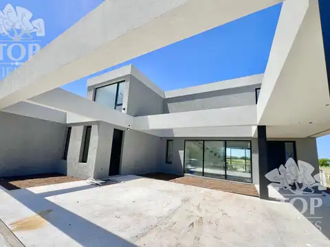 Casa en Venta con 4 cocheras