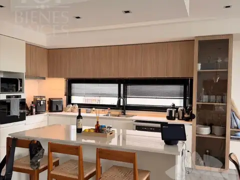 Casa en Venta con 4 cocheras
