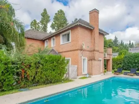 Casa en Venta con 2 cocheras
