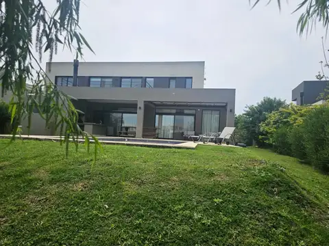 Casa 5 ambientes con 3 baños