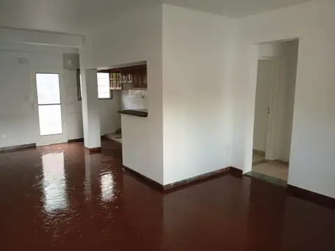 DUEÑO ALQUILA DEPARTAMENTO DE 3 AMBIENTES TIPO CASA C/PATIO/COCHERA/JARDIN