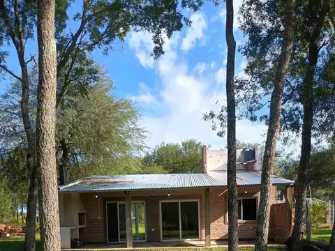 Casita junto al algarrobo! Aires de Colonia!