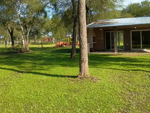 Casita junto al algarrobo! Aires de Colonia!