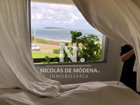 Espectacular apartamento en venta, planta muy amplia de 3 dormitorios más dependencia. Vista al mar en Playa Mansa, Punta del Este