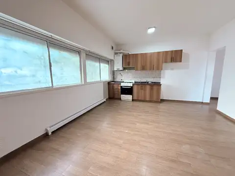 PH DE 3 AMBIENTES AL FRENTE   ENTRADA INDEPENDIENTE   CON PATIO   BAÑO Y TOILLETE  